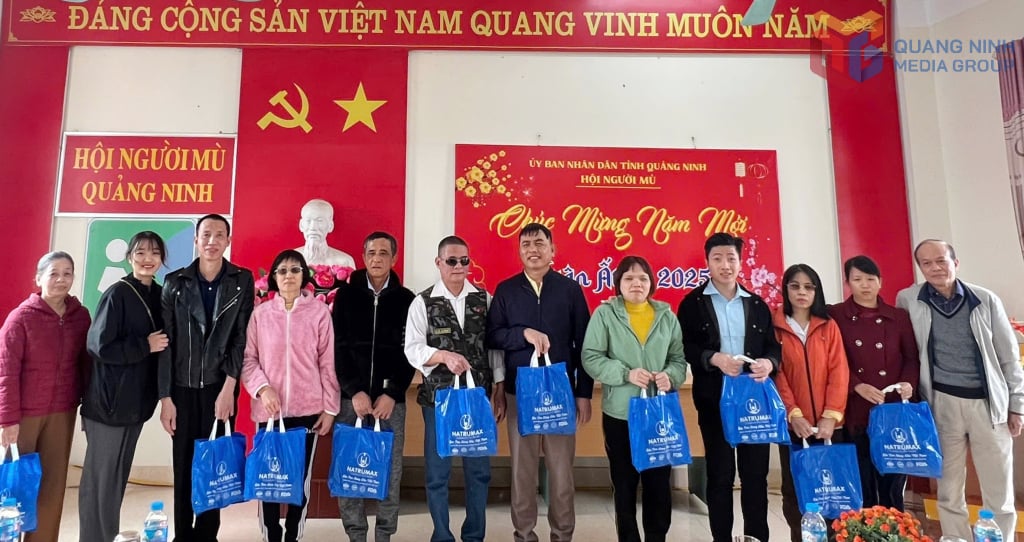 ສະມາຄົມຊ່ວຍເຫຼືອຄົນພິການ ແລະ ຕາບອດແຂວງ ແລະ ສາຂາ ນາທົມ ໂຄໂລສຕຣອມ ມອບຂອງຂວັນໃຫ້ສະມາຊິກສະມາຄົມຄົນຕາບອດແຂວງ. ພາບ: ດວງເຈືອງ