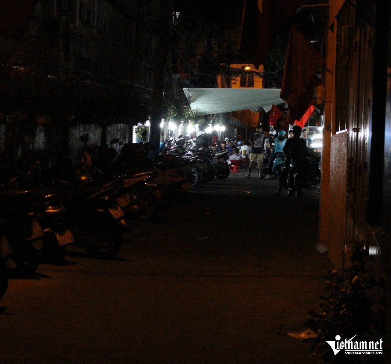 ຮ້ານອາຫານເຂົ້າປຽກຜີແມ່ນເປີດຕະຫຼອດຄືນ ແລະຕັ້ງຢູ່ໃນຊອຍມືດ ແຕ່ມີຊື່ສຽງໂດ່ງດັງ ແລະ ໄດ້ຮັບການສະແຫວງຫາຂອງນັກກິນເຂົ້າມາເປັນເວລາຫຼາຍປີ.