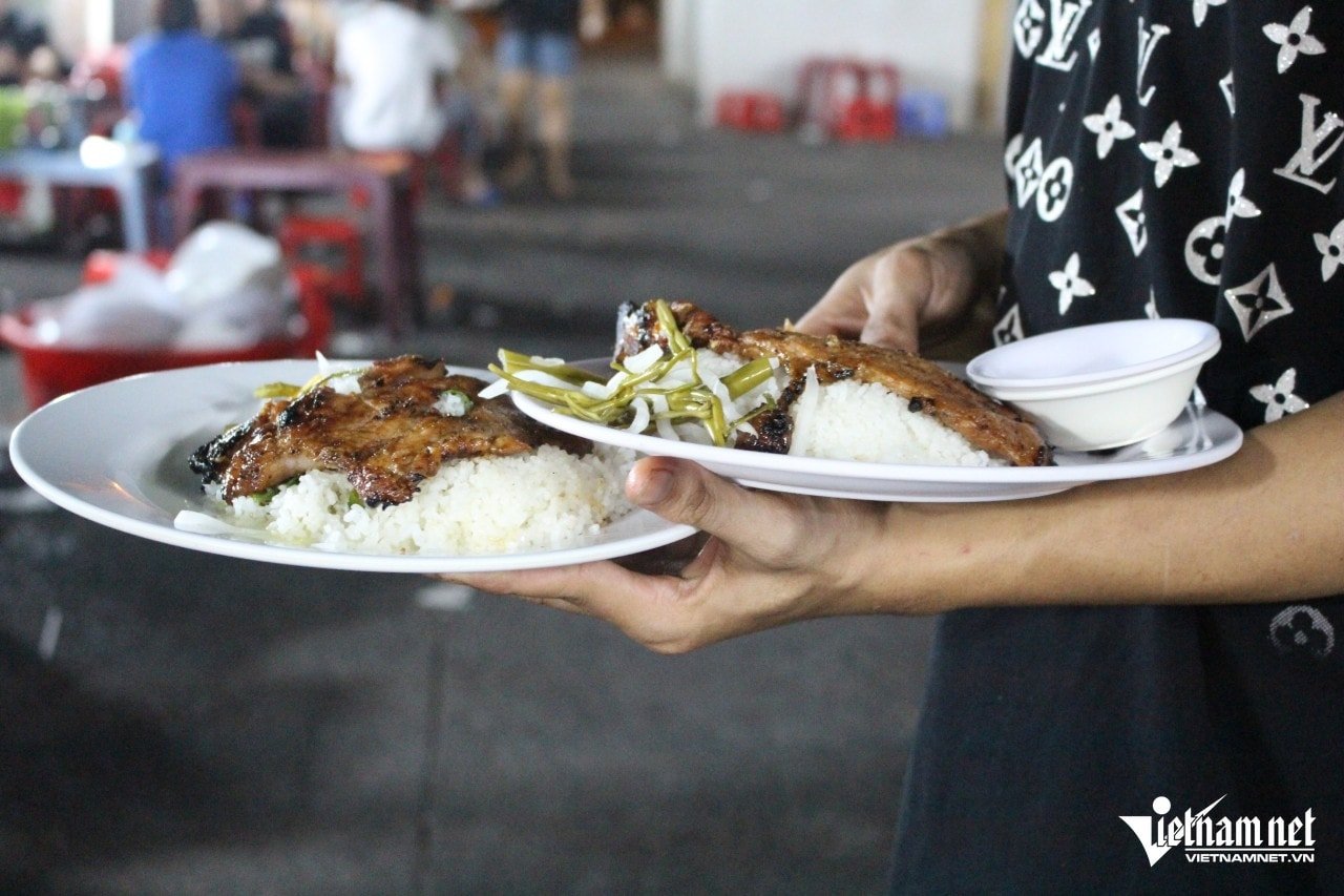 ribs ປີ້ງແມ່ນຂະຫນາດໃຫຍ່, ອ່ອນໂຍນແລະມີນ້ໍາ.