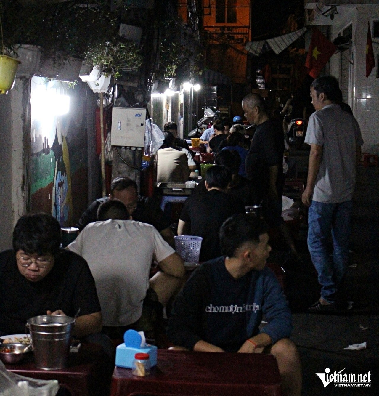 ຮ້ານອາຫານແມ່ນແອອັດໃນເວລາທ່ຽງຄືນ.