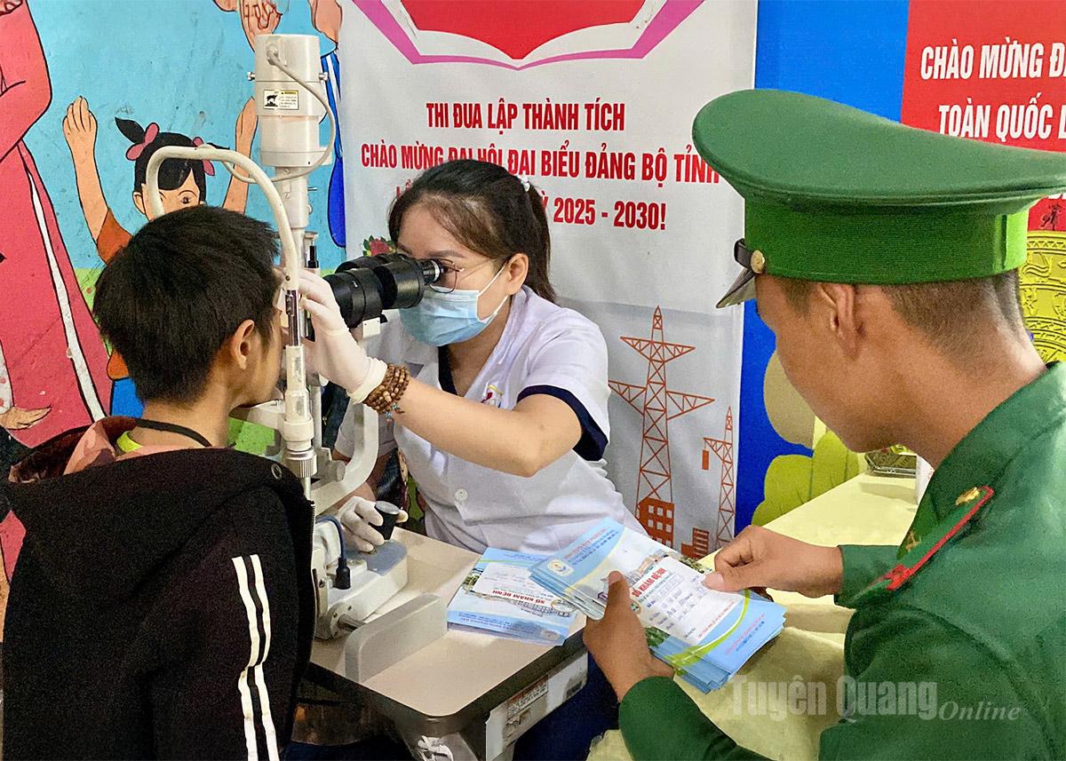 Kakitangan Hospital Besar Phuong Bac menyediakan pemeriksaan percuma untuk orang di komune Son Vi.