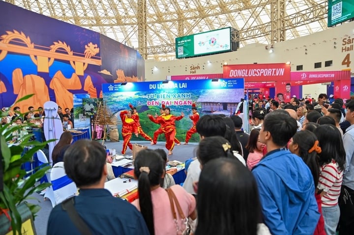 ស្តង់​ទេសចរណ៍​ក្នុង​ស្រុក​ទាក់ទាញ​ចំណាប់​អារម្មណ៍​ភ្ញៀវ​ទេសចរ។