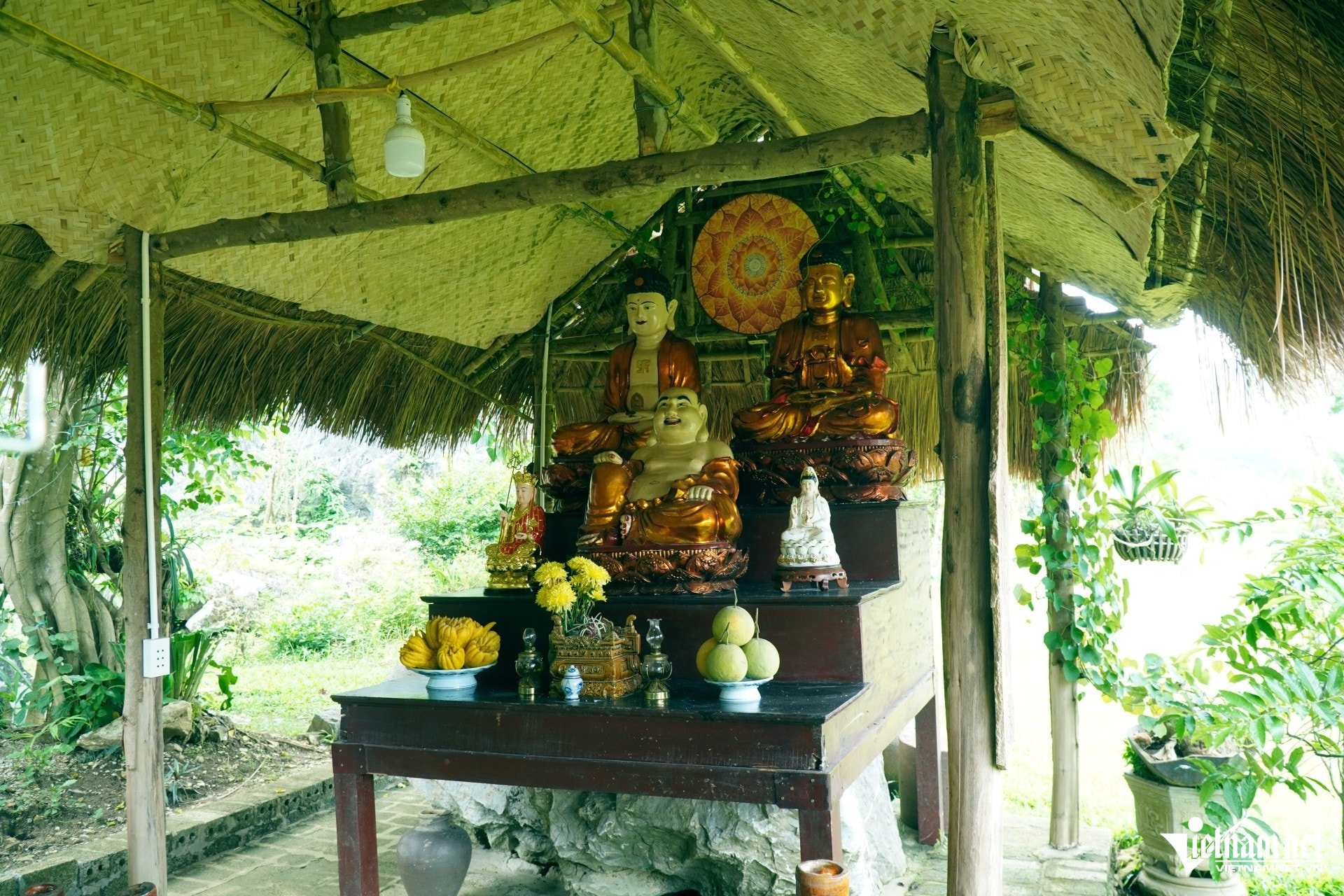 Enkelt buddhistiskt altare inuti grottan i Phuc Son-pagoden.