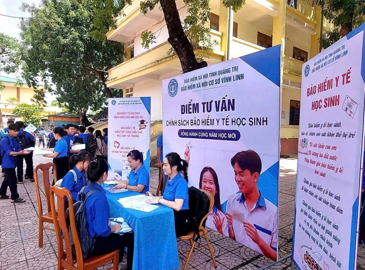 Bảo hiểm xã hội cơ sở Vĩnh Linh tổ chức điểm tư vấn chính sách bảo hiểm y tế cho học sinh đầu năm học mới 2025-2026 - Ảnh: T.T