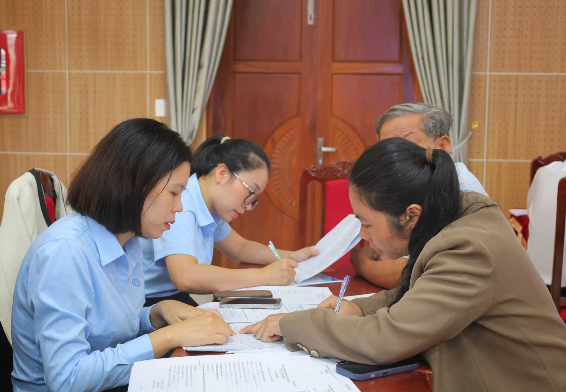 Viên chức Bảo hiểm xã hội tỉnh Quảng Trị hướng dẫn người dân xã Khe Sanh đăng ký nhận lương hưu, trợ cấp bảo hiểm xã hội qua tài khoản cá nhân - Ảnh: T.T