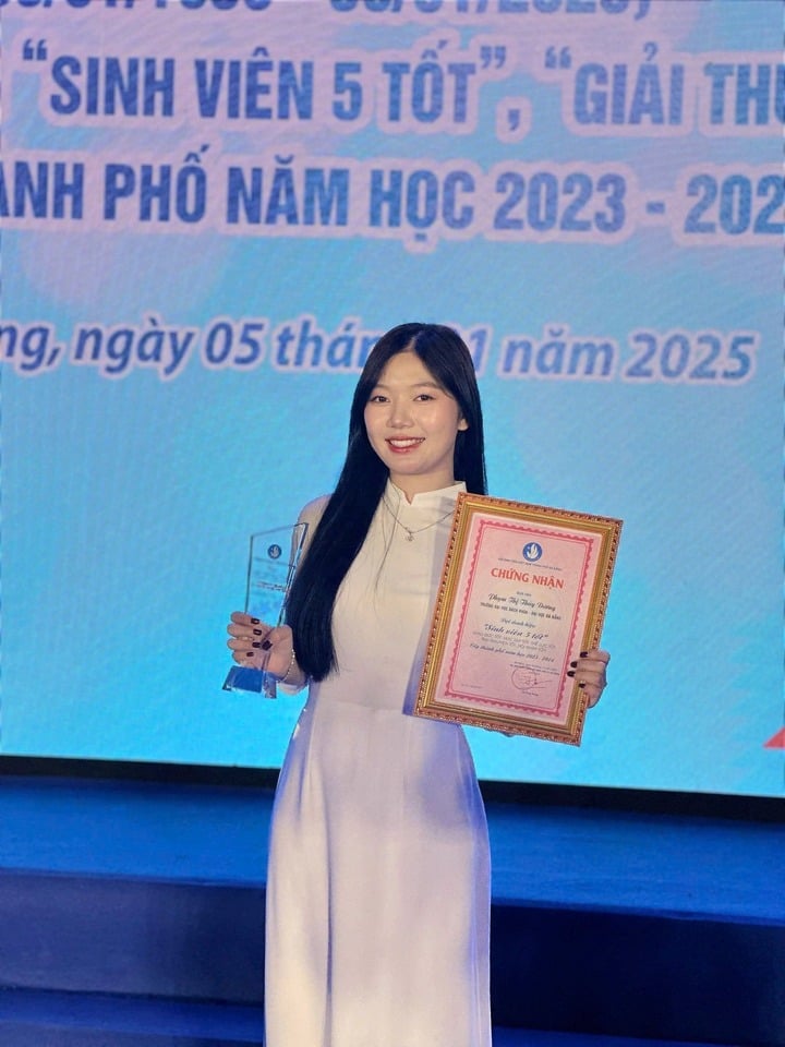 En flicka från Ha Tinh med en passion för informationsteknik och programmering (Foto: NVCC)