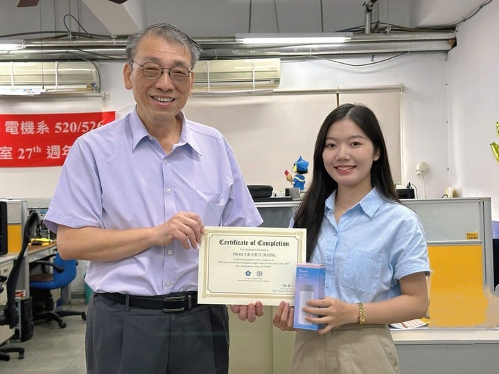 Thuy Duong och hennes instruktör under hennes praktikplats vid National Chung Cheng University (Foto: NVCC)