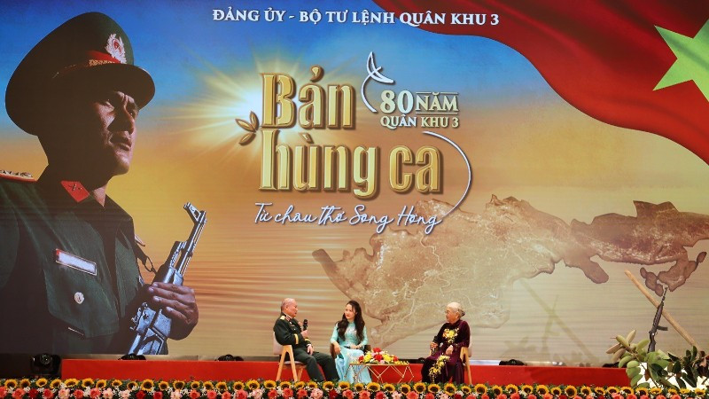 Leftenan Jeneral Kanan Nguyen The Tri dan Wira Angkatan Tentera Rakyat Truong Thi Tam bercakap dengan pegawai dan askar angkatan tentera Wilayah Tentera 3.