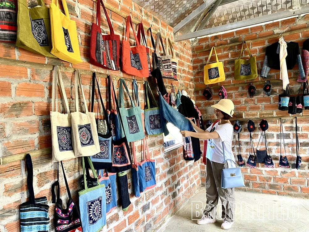 ຮັກສາ​ອາຊີບ​ຕຳ່ຫູກ​ພື້ນ​ເມືອງ​ຂອງ​ຊາວ​ເຜົ່າ​ມົ້ງ