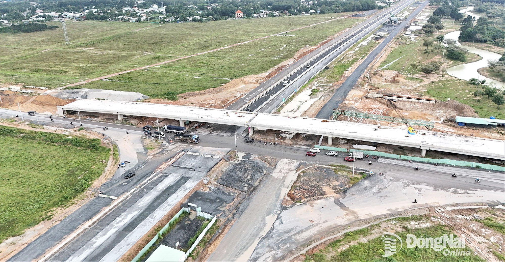 Đột phá thứ 3 trong Dự thảo Văn kiện Đại hội XIV của Đảng là xây dựng kết cấu hạ tầng đồng bộ, hiện đại, Trong ảnh: Dự án Giao thông kết nối Thành phố Hồ Chí Minh với Đồng Nai đang được triển khai xây dựng. Ảnh: Phạm Tùng