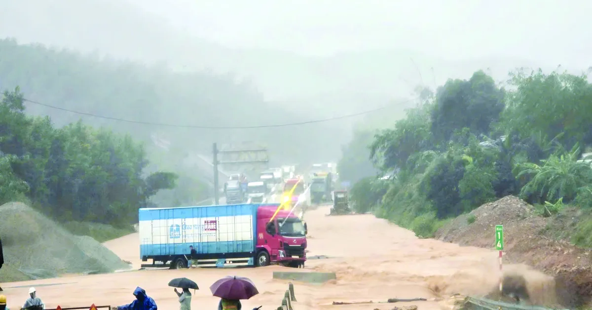 Căng mình chống chọi lũ dữ, sạt lở