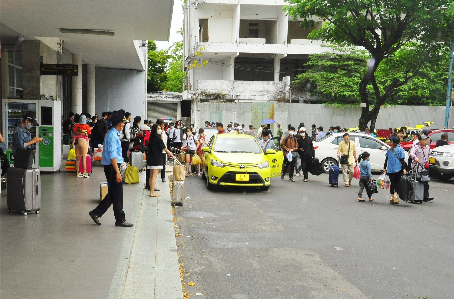 Passagerare anländer till Da Nang-stationen. Foto: THANH LAN