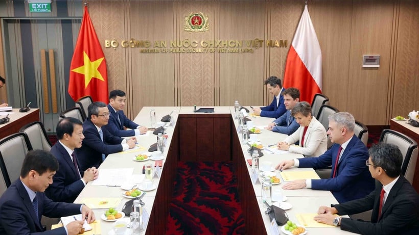 Minister för offentlig säkerhet, general Luong Tam Quang, tog emot Polens vice premiärminister och minister för digitala frågor, Krzysztof Gawkowski. (Foto: Pham Kien/VNA)