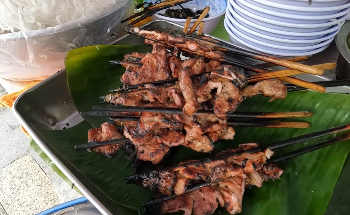 Thịt nạc dăm được nướng trên bếp than hồng cho hương vị thơm ngon đặc trưng.