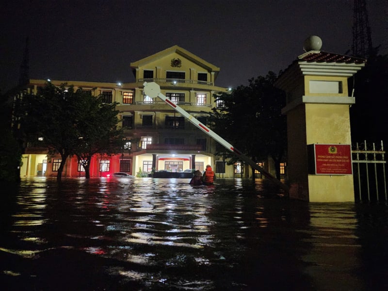 Ploi abundente provoacă prăbușirea unui pod, poliția lucrează toată noaptea pentru evacuarea oamenilor -0