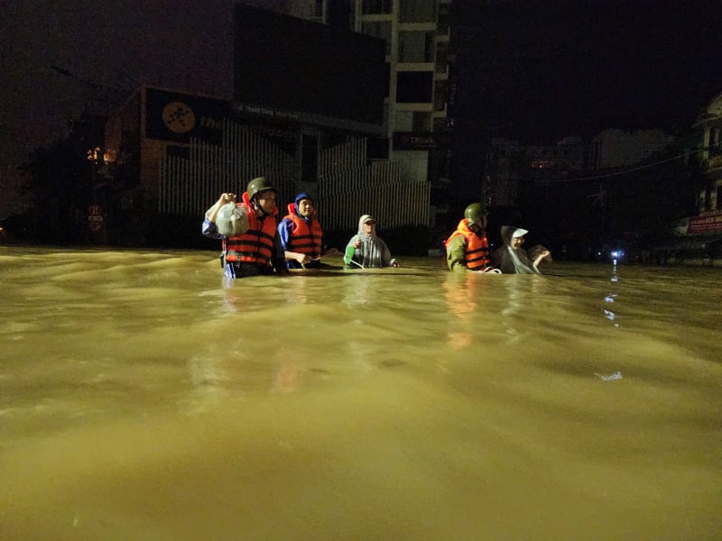 Ploi abundente provoacă prăbușirea unui pod, poliția lucrează toată noaptea pentru evacuarea oamenilor -1