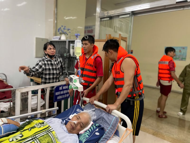 Ploi abundente provoacă prăbușirea unui pod, poliția lucrează toată noaptea pentru evacuarea oamenilor -0