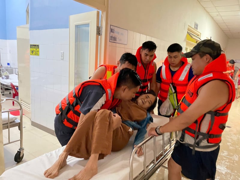 Ploi abundente provoacă prăbușirea unui pod, poliția lucrează toată noaptea pentru evacuarea oamenilor -1