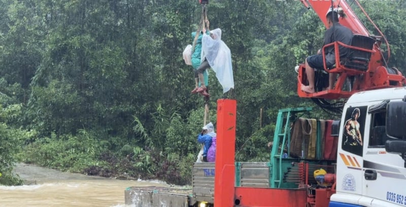 Ploi abundente provoacă prăbușirea unui pod, poliția lucrează toată noaptea pentru evacuarea oamenilor -0