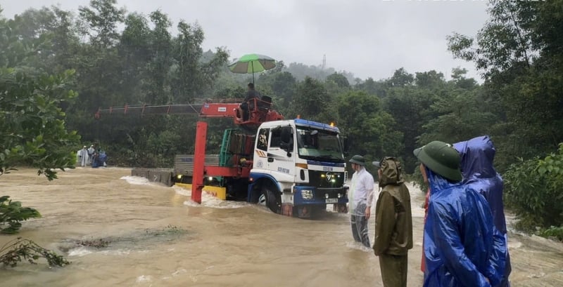 Ploi abundente provoacă prăbușirea unui pod, poliția lucrează toată noaptea pentru evacuarea oamenilor -1