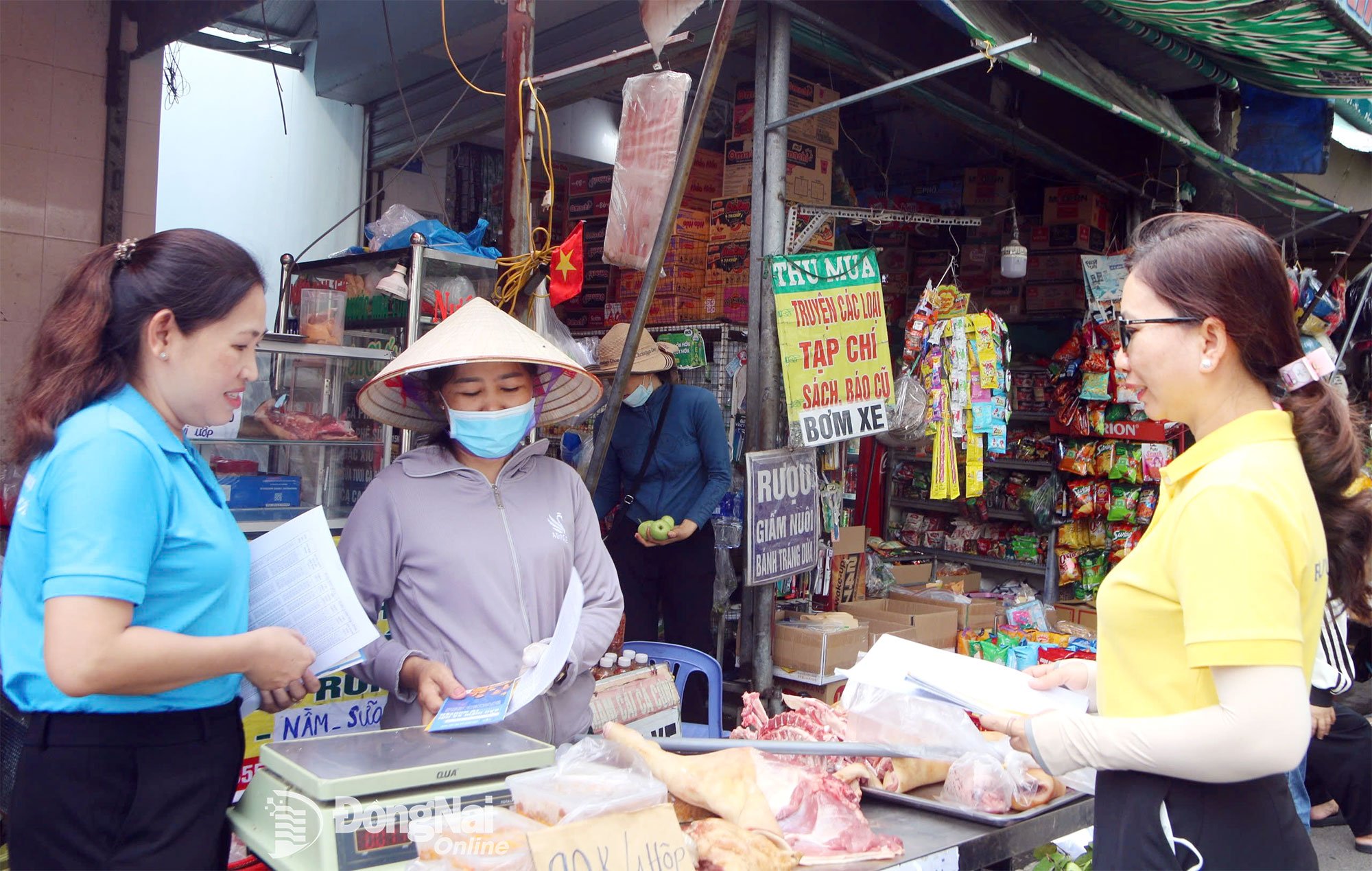 Bảo hiểm xã hội tỉnh và Bưu điện tỉnh Đồng Nai ra quân tuyên truyền, thu hút người tham gia bảo hiểm xã hội, bảo hiểm y tế, bảo hiểm thất nghiệp trên địa bàn tỉnh. Ảnh: Hạnh Dung