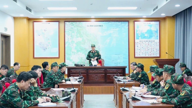 Militärregion 5 utplacerade planer och mobiliserade styrkor för att hantera stora översvämningar nattetid - Foto 1. Quân khu 5 triển khai phương án, cơ động lực lượng ứng phó lũ lớn ngay trong đêm- Ảnh 1.