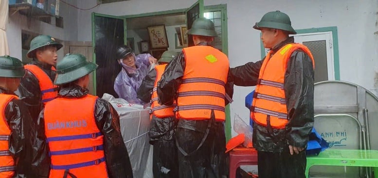 Militärregion 5 utplacerade planer och mobiliserade styrkor för att hantera stora översvämningar nattetid - Foto 2. Quân khu 5 triển khai phương án, cơ động lực lượng ứng phó lũ lớn ngay trong đêm- Ảnh 2.