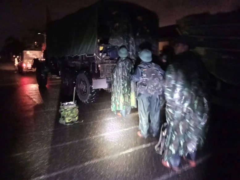 Militärregion 5 utplacerade planer och mobiliserade styrkor för att hantera stora översvämningar nattetid - Foto 4. Quân khu 5 triển khai phương án, cơ động lực lượng ứng phó lũ lớn ngay trong đêm- Ảnh 4.