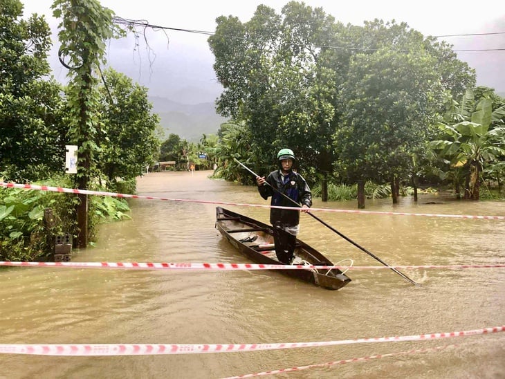Wetter heute, 28. Oktober: In der Zentralregion regnet es immer noch sehr stark, die Menschen kämpfen mit Überschwemmungen – Foto 1. thời tiết - Ảnh 1.