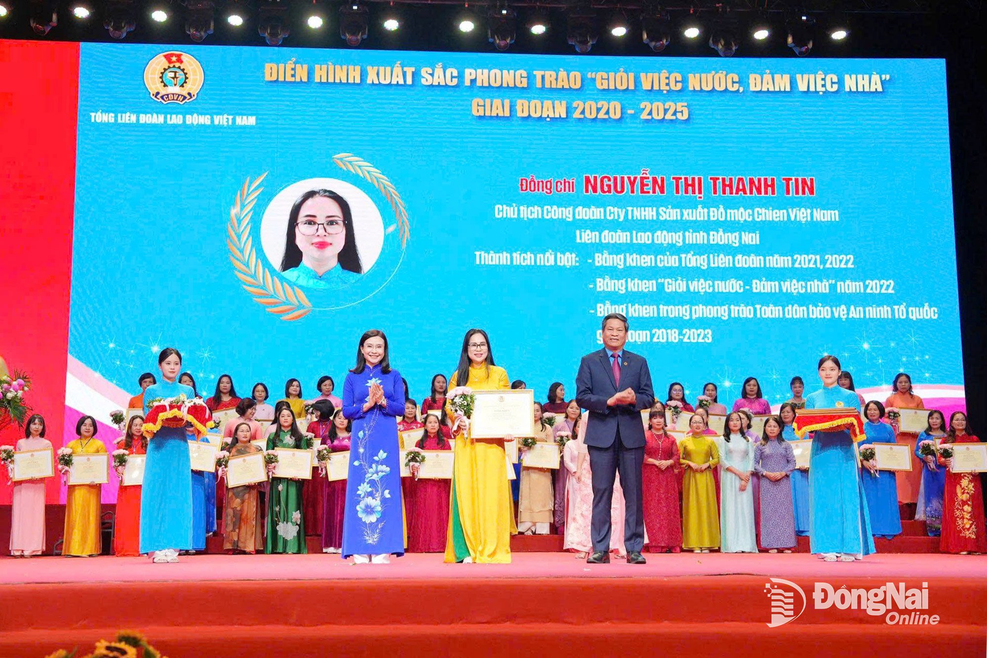លោកស្រី Nguyen Thi Thanh Tin ប្រធានសហជីពពាណិជ្ជកម្មនៃក្រុមហ៊ុនផលិតផលិតផលឈើ Chien Viet Nam លីមីតធីត ត្រូវបានសហព័ន្ធការងារវៀតណាមទទួលស្គាល់ថាជាគំរូឆ្នើមក្នុងចលនា “ល្អក្នុងការងារសាធារណៈ ធ្វើកិច្ចការផ្ទះបានល្អ”។ រូបថត៖ ស៊ីឌីស៊ីស៊ី