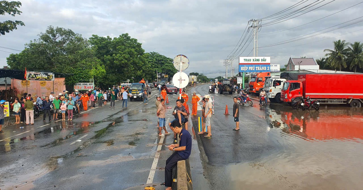 Nước lũ sông Luỹ dâng cao, chia cắt quốc lộ 1 ở Lâm Đồng