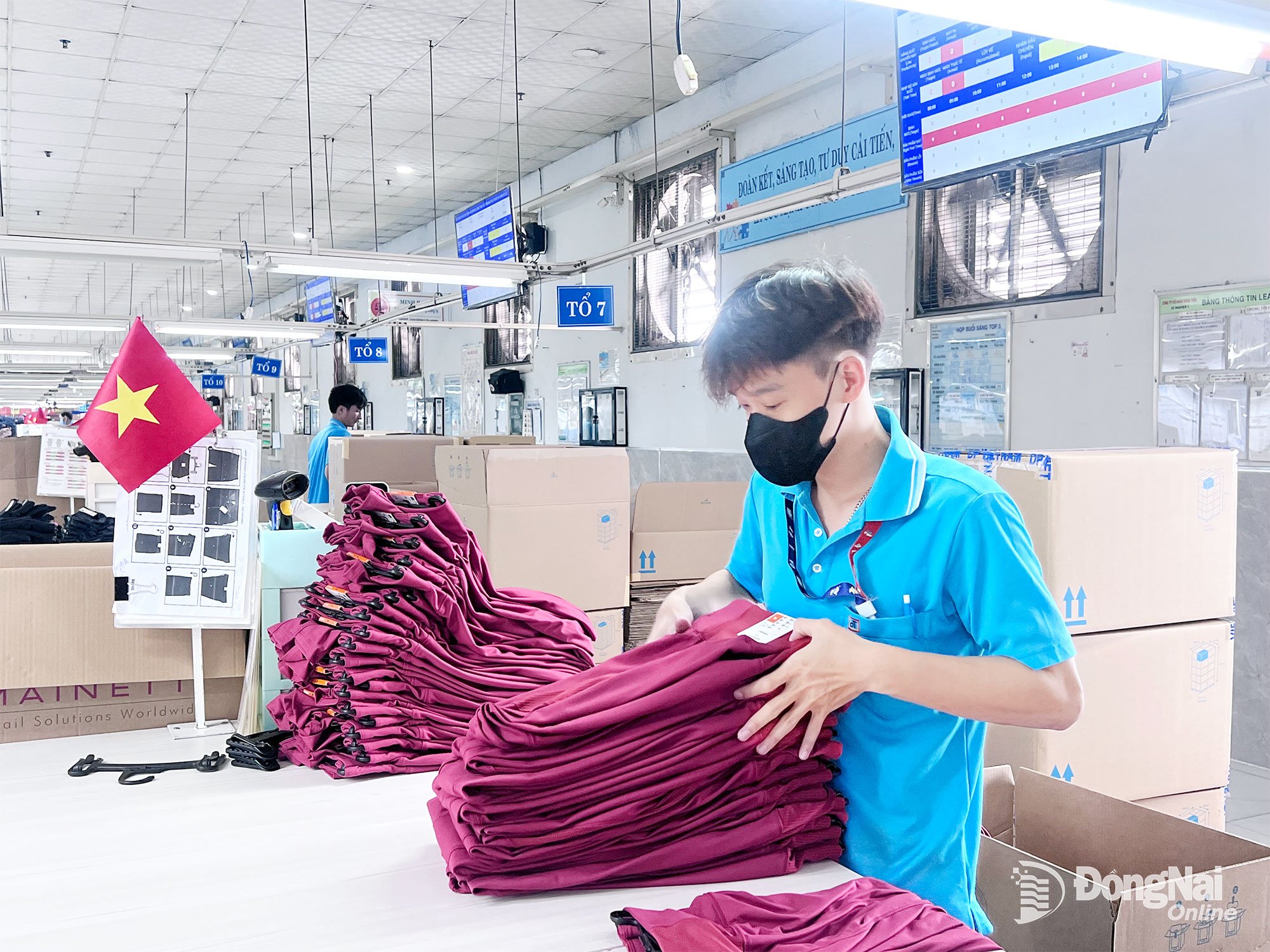 Výroba textilu pro export ve společnosti Dong Tien Joint Stock Company (v průmyslovém parku Amata, okres Long Binh, provincie Dong Nai).