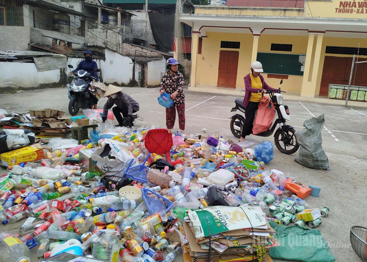 Kumpulan kediaman Kesatuan Wanita Trung Mon 2, wad Minh Xuan mengutip sampah.
