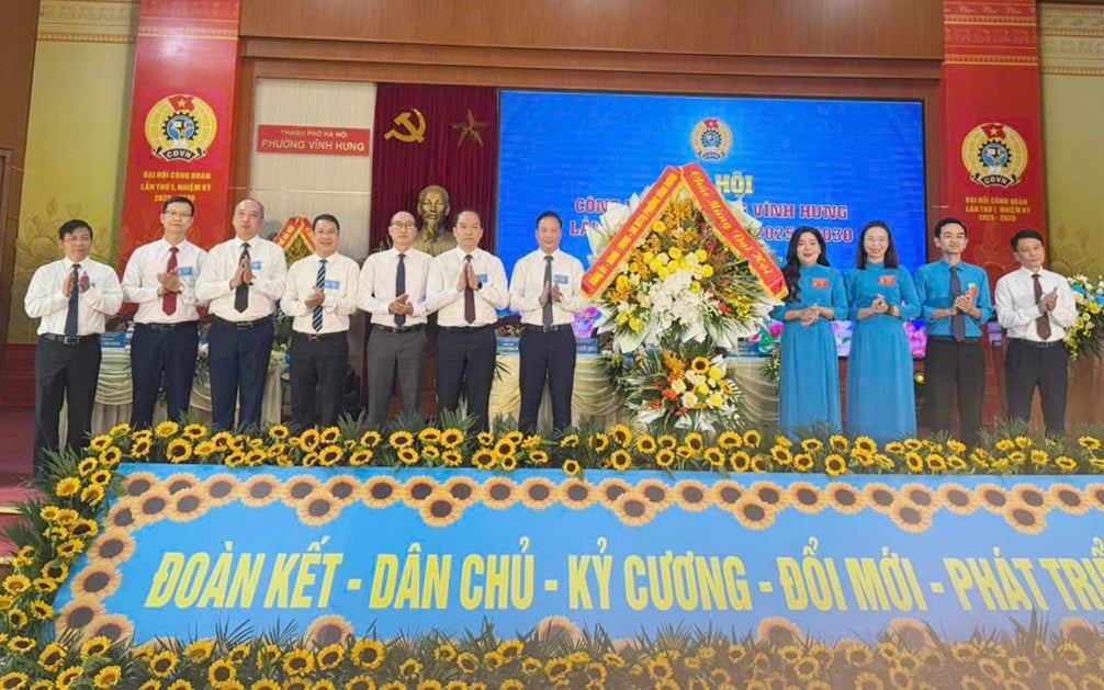 Lãnh đạo phường Vĩnh Hưng tặng hoa chúc mừng Đại hội