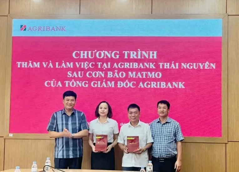 Kamrat Pham Toan Vuong - generaldirektör för Agribank - arbetade med filialer i Thai Nguyen-provinsen för att inspektera och leda arbetet med att övervinna konsekvenserna av storm nr 11, och besöka arbetare och kunder som lidit förluster.