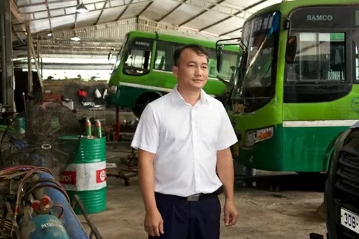 Herr Bui Trung Dung - biträdande direktör för Agribank Thai Nguyen-filialen och personalen gick till basen för att uppmuntra kunderna.