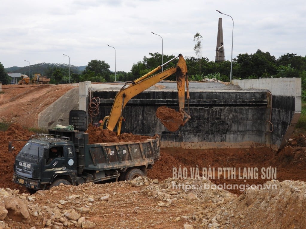 Kontraktor, Syarikat Saham Bersama TVT Thinh Vuong, menganjurkan pembinaan cawangan N7 di kawasan tanah yang diserahkan.
