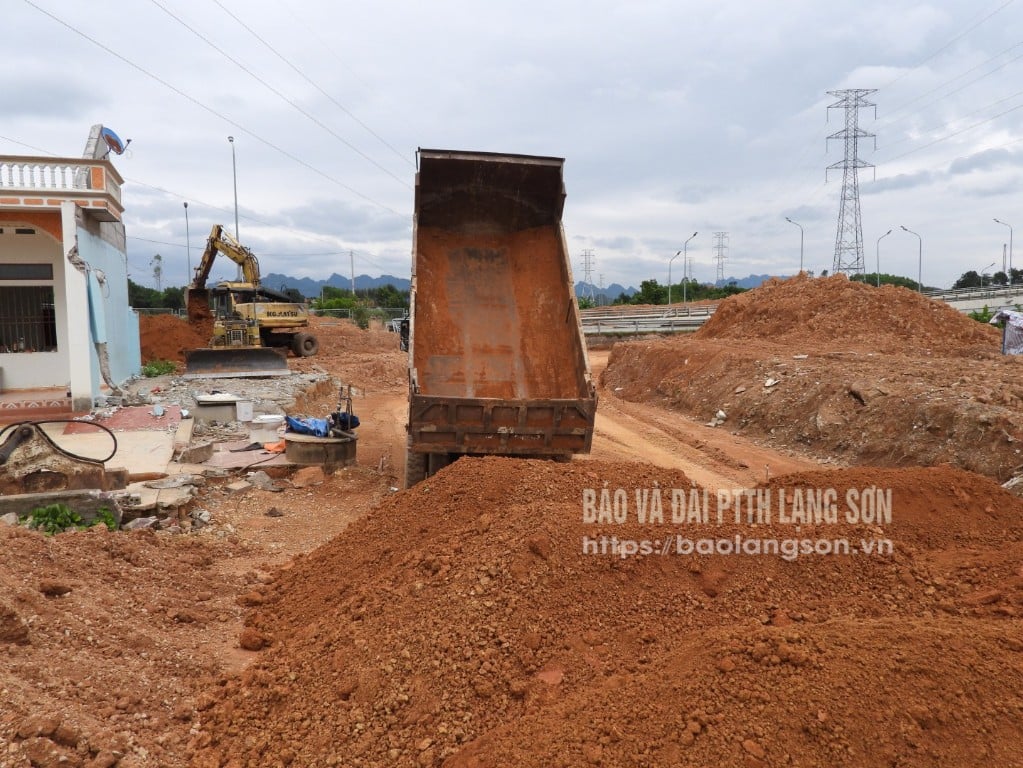 Kontraktor Song Quang Pembangunan Luar Bandar dan Syarikat Saham Bersama Pelaburan Pembinaan menggali dan mengisi cawangan N9 di projek itu