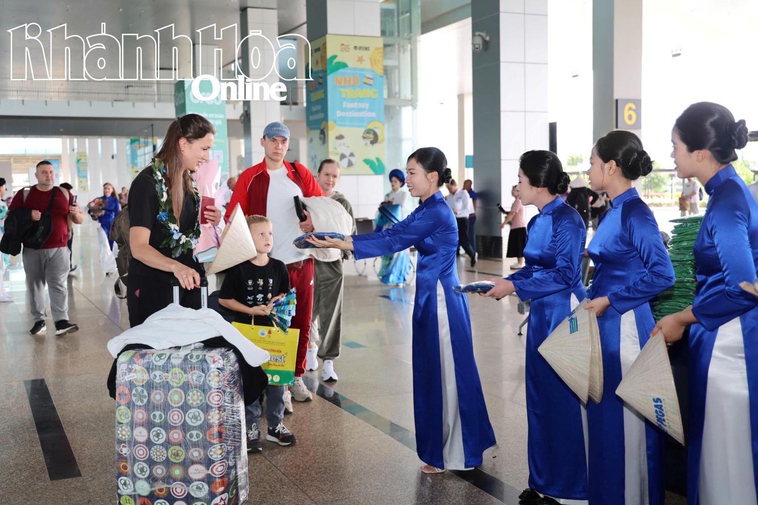 10 tháng, Khánh Hòa đón 817.000 lượt khách du lịch  - Ảnh 1.