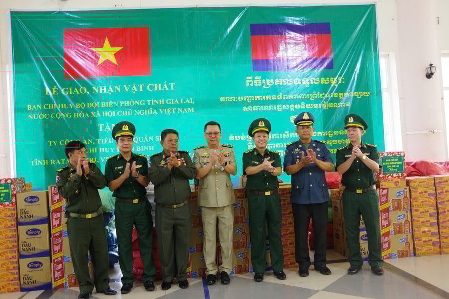 bdbp-gia-lai-trao-vat-chat-nhu-yeu-pham.jpg