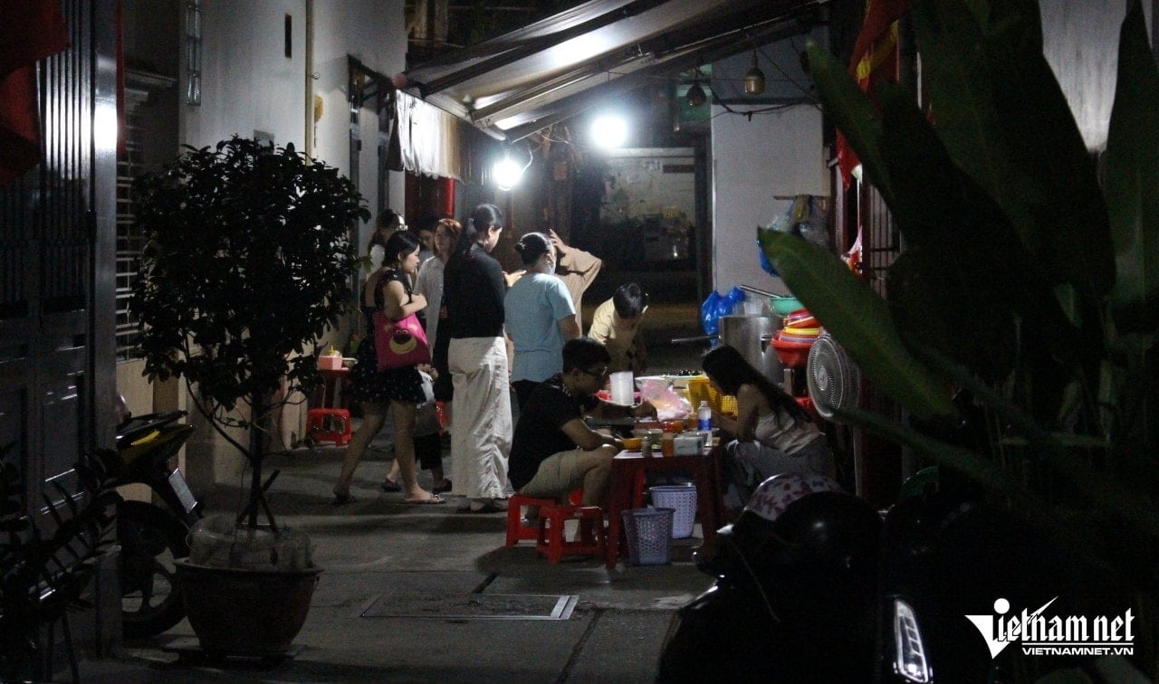 Los comensales disfrutan de la tienda de gachas nocturnas en el callejón de la calle Tran Khac Chan