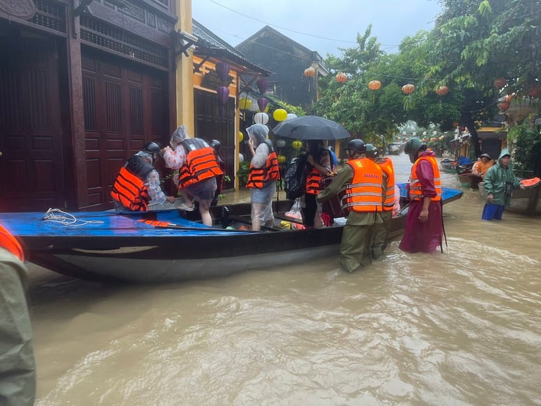 Da Nang evakuoval z nebezpečné zóny 1101 domácností s 3572 lidmi - Foto 2. Đà Nẵng đã sơ tán 1.101 hộ với 3.572 người ra khỏi khu vực nguy hiểm- Ảnh 2.