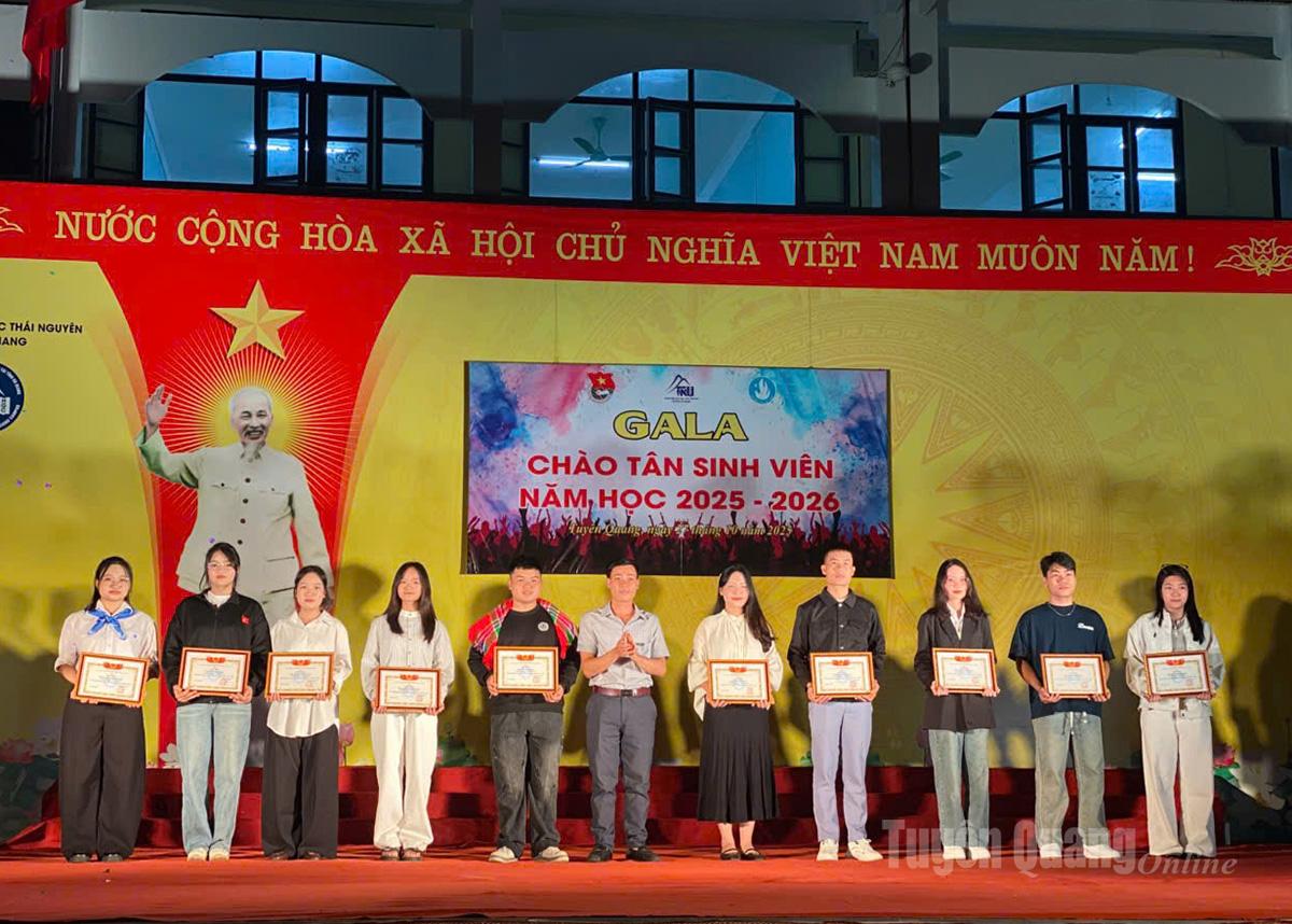Thai Nguyen Üniversitesi Ha Giang Şubesi Öğrenci Derneği, başarı gösteren kişilere Liyakat Belgesi verdi.