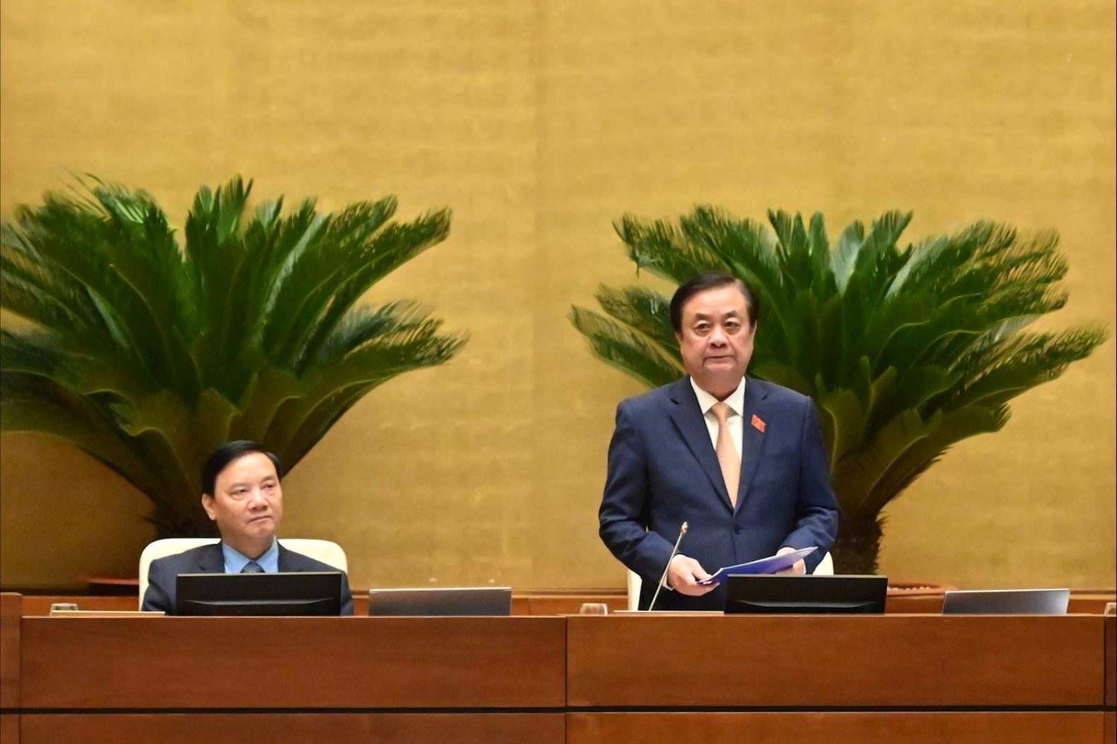 Vicepresidenten i nationalförsamlingen Le Minh Hoan leder mötet i Vietnams nationalförsamling_3001(1).jpg
