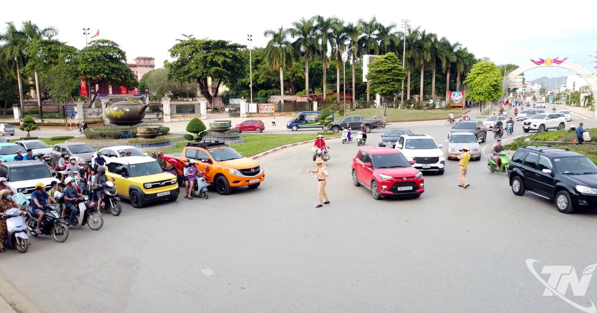 Polis Trafik (Polis Wilayah Thai Nguyen) mengawal terus lalu lintas di kawasan bulatan tengah, wad Phan Dinh Phung.