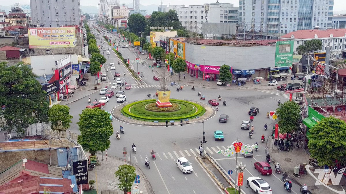 Trafik lancar semasa waktu sibuk di persimpangan Dong Quang, wad Phan Dinh Phung.