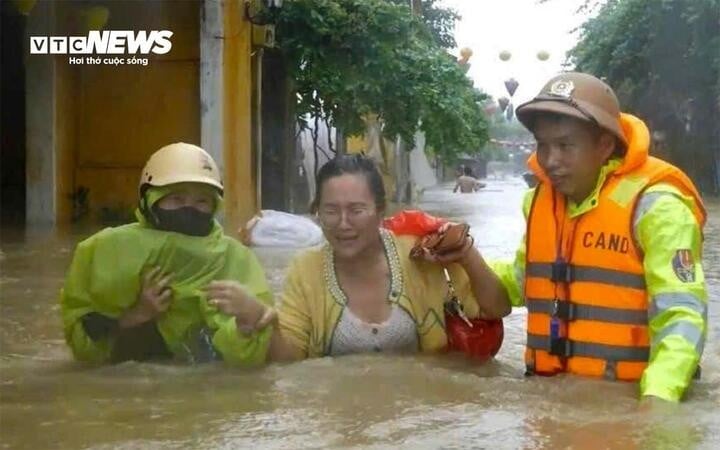 Inundațiile continuă să facă ravagii în provinciile centrale.