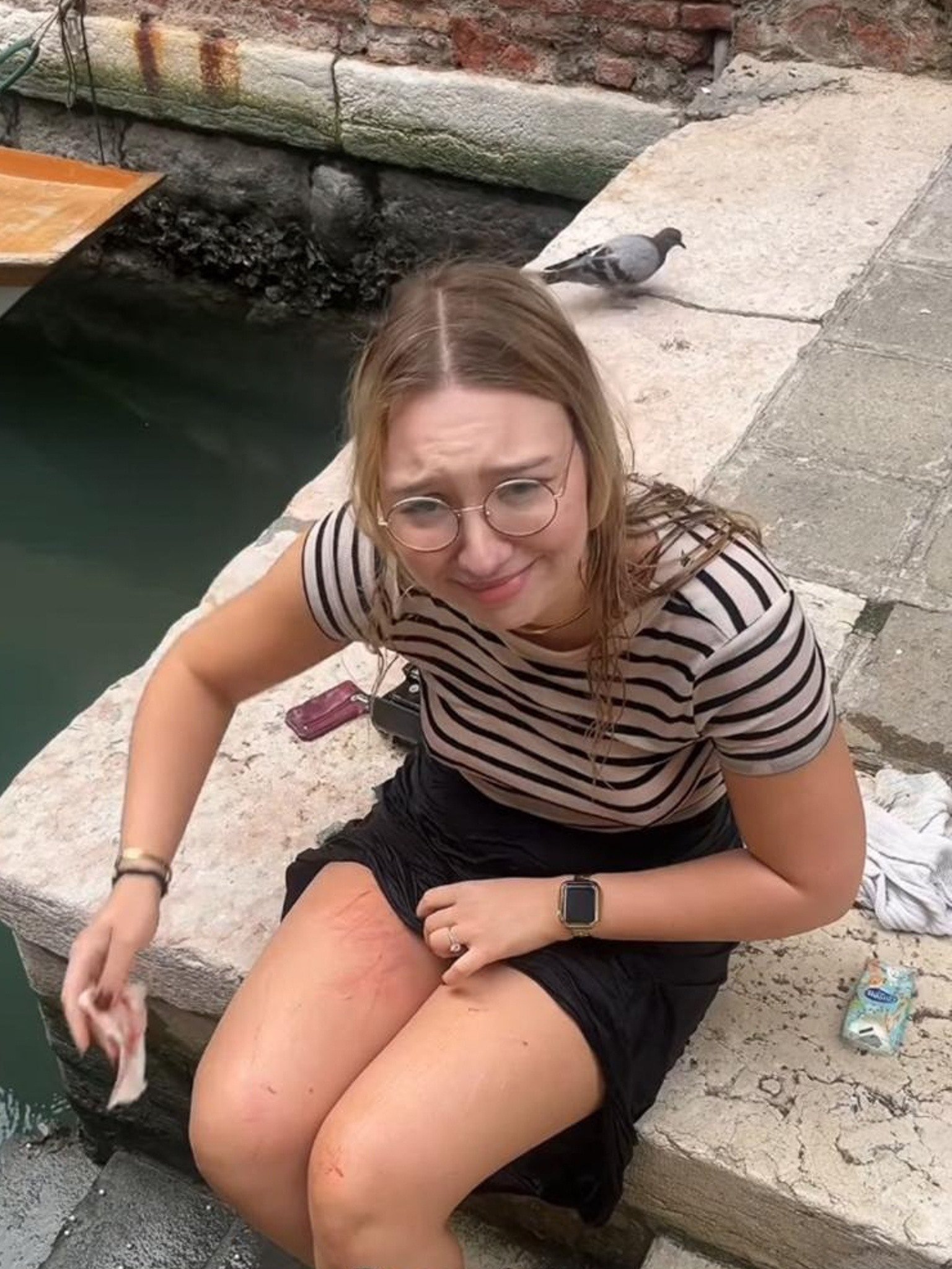 Et fredelig kanalhjørne i Venezia med gamle bygninger på begge sider.