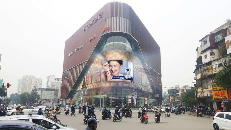 Utomhusreklam med LED-skärmar i Hanoi. (Foto: WEWIN)