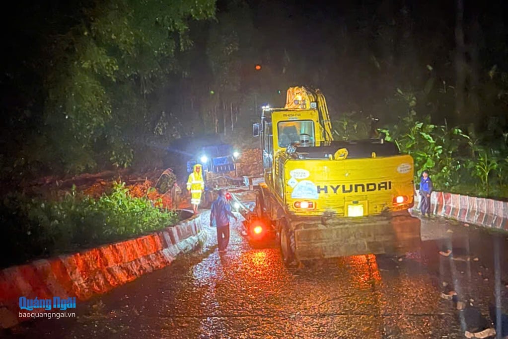 Myndigheterna arbetade hela natten för att åtgärda jordskred på riksväg 24C. Foto: Quang Ngai Electronic Newspaper